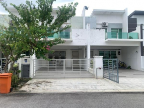 d'Tempat Country Club, Hijayu 3d, Terrace House